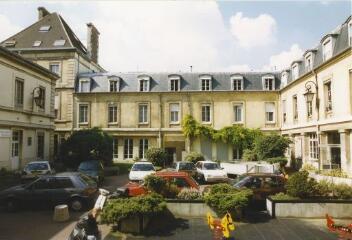 1 vue Bâtiment Pierre-Robin.