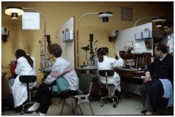4 vues Contrôles de vision et examens de fond d'œil.