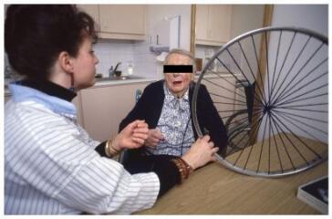 1 vue Rééducation de la main à l'aide d'une roue de vélo.