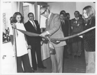 2 vues Inauguration du nouveau Centre d'optique et d'électronique rue des Fossés Saint-Marcel par Gabriel Pallez, directeur général de l'AP-HP.