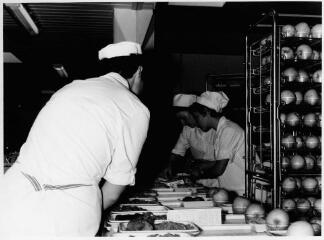 2 vues Préparation de plateaux-repas.