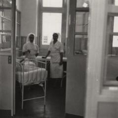 1 vue Surveillance d'un nourrisson, hôpital d'enfants.