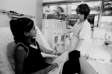 4 vues Enfant en séance de dialyse.